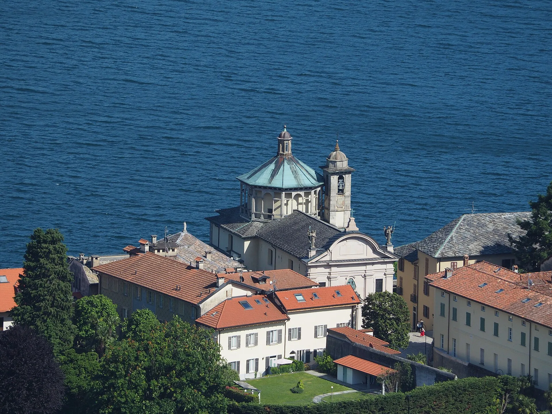 Il Santuario della Santissima Pietà e i tetti di Cannobio visti dall'alto, con il lago