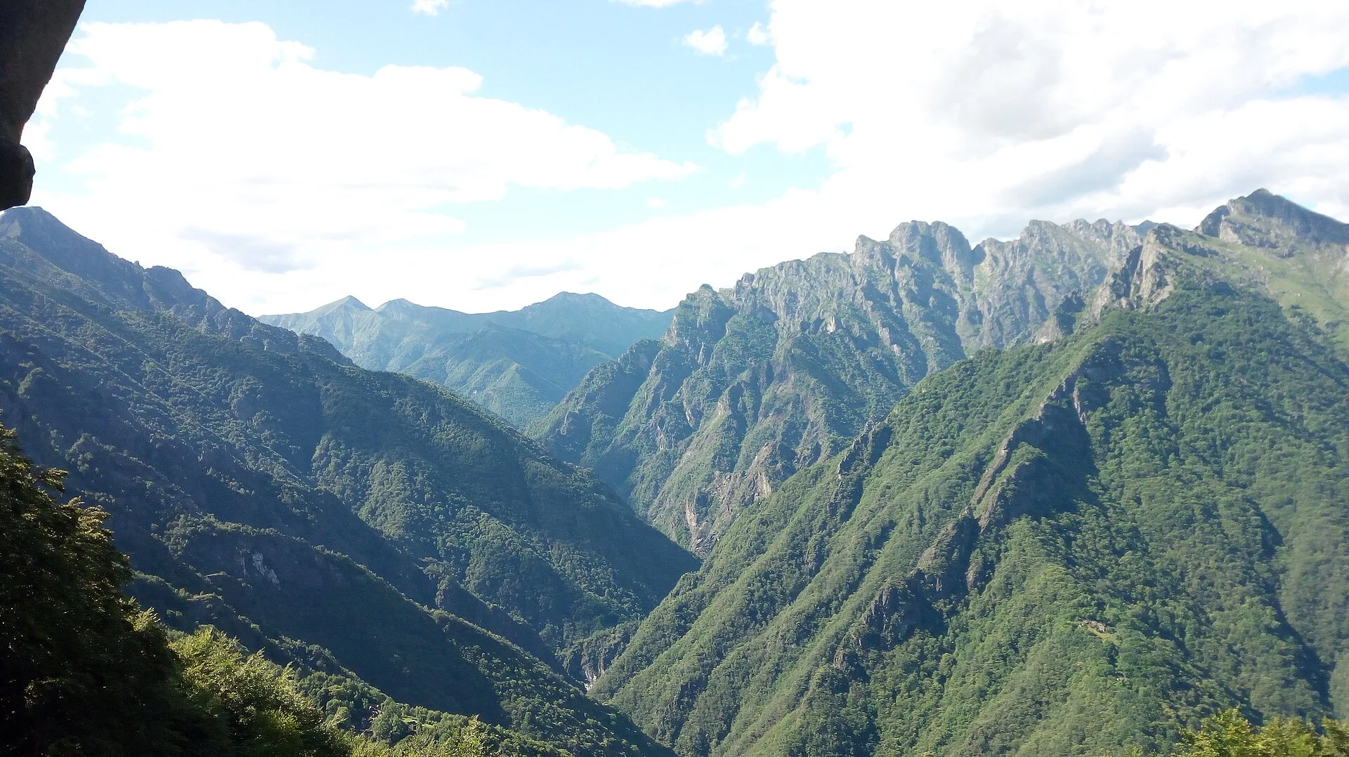 Le creste e le valli boscose della Val Grande viste dall'alpe