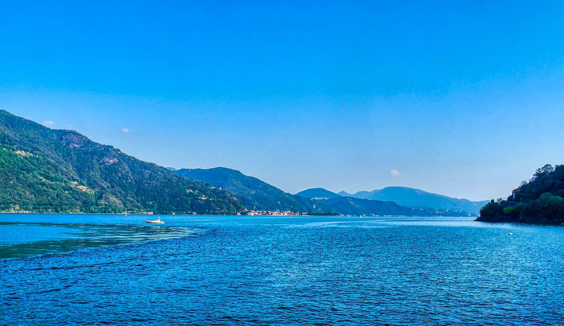 Il Lago Maggiore visto da Cannobio in una giornata limpida, con le montagne sulla sponda